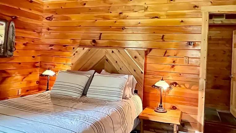 Bedrooom - Moose Knuckle Cabin - Manistee Michigan